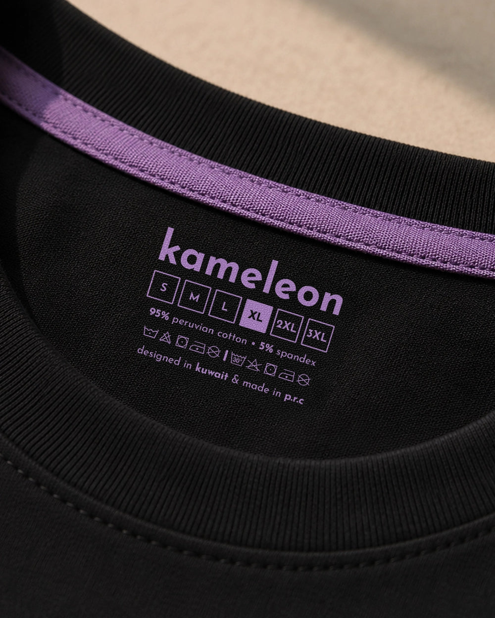 Crew neck - pitch black - detail